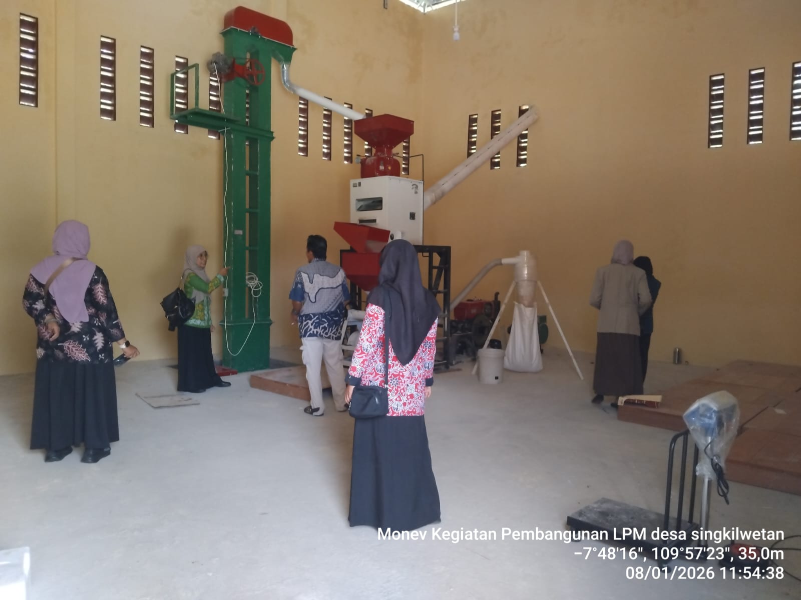 Monitoring dan Evaluasi Pekerjaan Pembangunan Lumbung Pangan Masyarakat dan Lantai Jemur TA 2025 Desa Singkil Wetan, Kecamatan Ngombol dalam Rangka Persiapan Ketahanan Pangan   